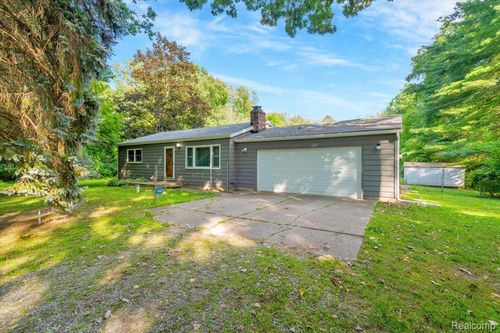 16075 Crest Dr, Linden, MI, 48451-8670 | Card Image