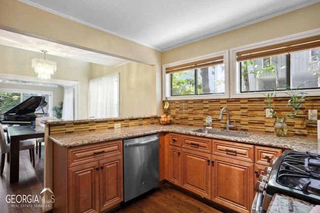 200 N Falcon Blf, House other with 3 bedrooms, 3 bathrooms and 2 parking in Alpharetta GA | Image 14