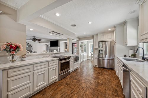 300 Brook Hollow Dr, Conroe, TX, 77385-9101 | Card Image