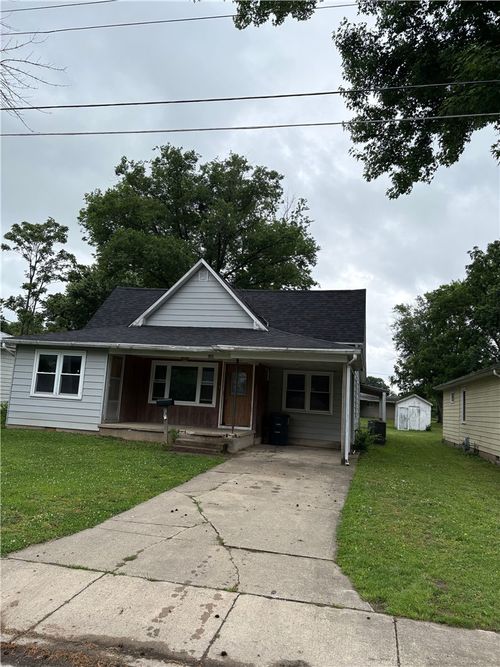 1012 N Walnut St, Saint Elmo, IL, 62458-1342 | Card Image