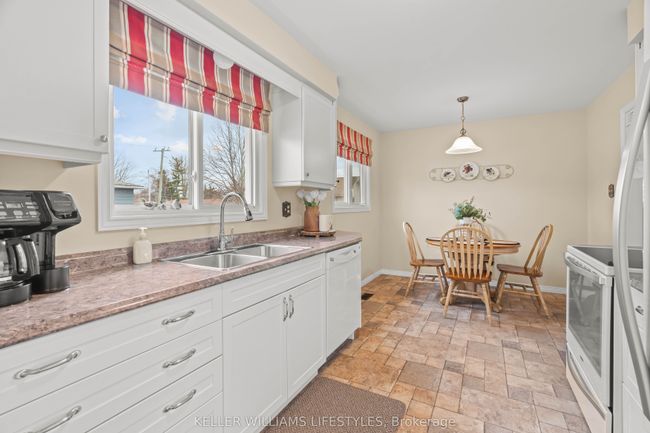 60 James St N, House other with 3 bedrooms, 2 bathrooms and 2 parking in Forest ON | Image 11