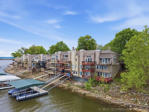 706 Villa Vista Dr, Pryor, OK, 74361-9008 | Card Image