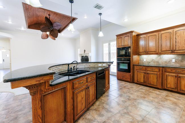 10003 Savannah Ave, House other with 4 bedrooms, 5 bathrooms and null parking in Lubbock TX | Image 10