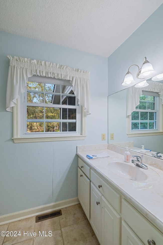 Downstairs Primary Bath | Image 13
