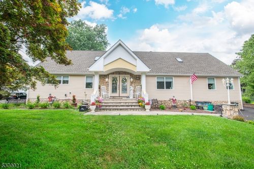 18 Cleary Pl, Fairfield, NJ, 07004-1006 | Card Image