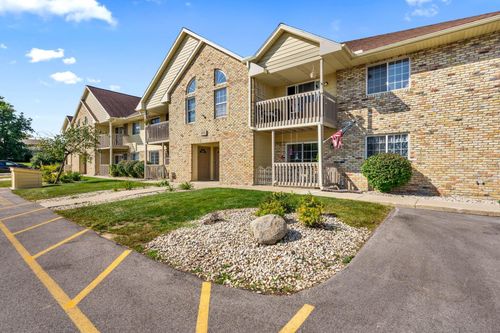 4821 Easy St, Hartland, WI, 53029-1941 | Card Image