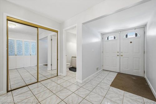 22448 Hallcroft Trl, Southfield, MI, 48034-5498 | Card Image