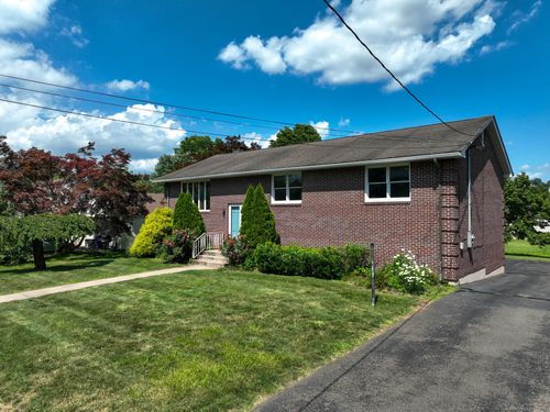 176 Cambria Ave, Newington, CT, 06111-2830 | Card Image