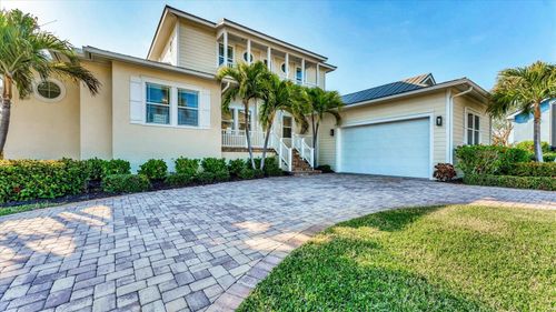 634 Key Royale Dr, HOLMES BEACH, FL, 34217-1240 | Card Image