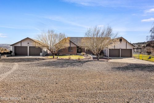 290 Trails End Ln, Yakima, WA, 98908-8975 | Card Image