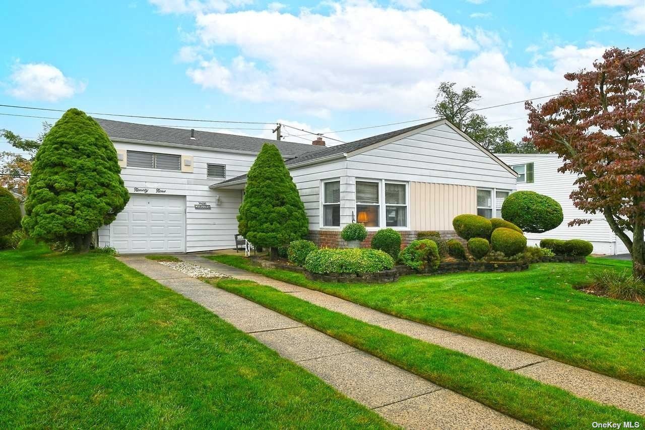 Dean St, Hicksville, NY 11801