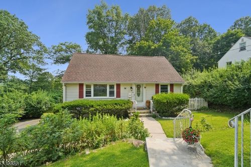40 Lorelei Rd, West Orange, NJ, 07052-1830 | Card Image