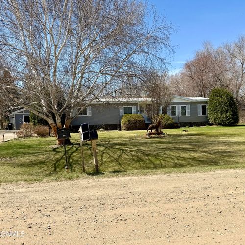4007 2nd Ave E, Williston, ND, 58801-2726 | Card Image