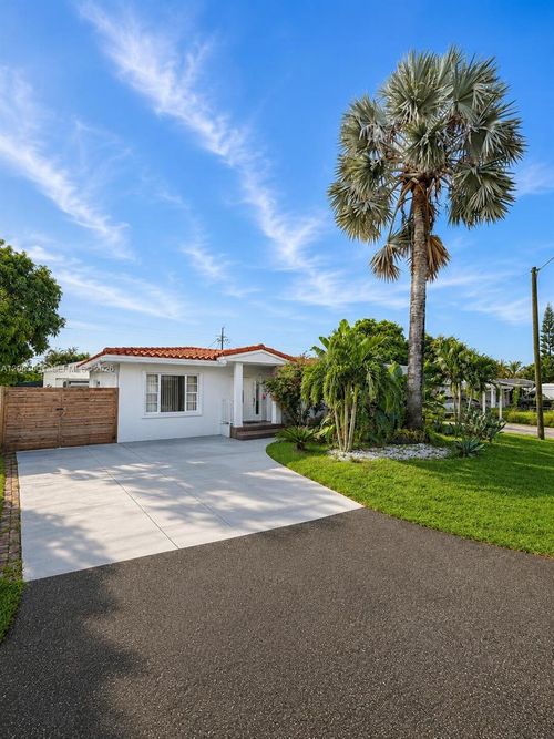 4730 Ne 3rd Ave, Oakland Park, FL, 33334-6035 | Card Image