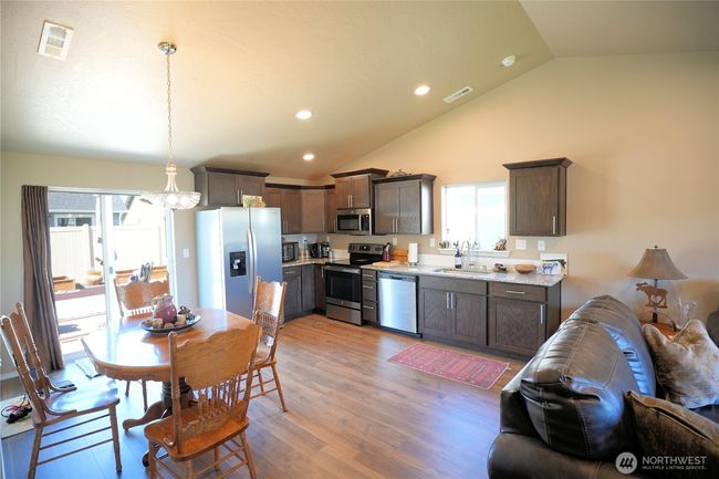 1028 W Sequoia Rd, House other with 3 bedrooms, 2 bathrooms and 2 parking in Moses Lake WA | Image 4