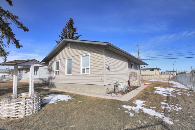 1004 Penrith Crescent Se, Home with 5 bedrooms, 2 bathrooms and 1 parking in Calgary AB | Image 2