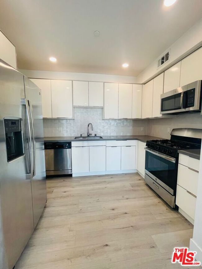 APT-201 - 14612 Calvert St, Condo with 2 bedrooms, 2 bathrooms and 2 parking in Van Nuys CA | Image 4