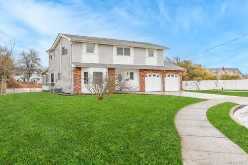 24 Brooktree Cir, Lindenhurst, NY, 11757-4539 | Card Image