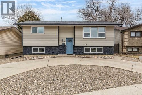 183 Hull Cres Ne, Medicine Hat, AB, T1C1C9 | Card Image