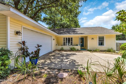 109 Palm Ave, Pass Christian, MS, 39571-4815 | Card Image