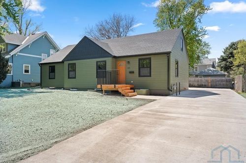 323 Linden Ave, Vermillion, SD, 57069-3227 | Card Image