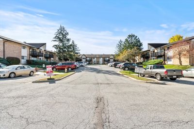 201 - 16 Kingery Quarter, Condo with 2 bedrooms, 1 bathrooms and 2 parking in Willowbrook IL | Image 2