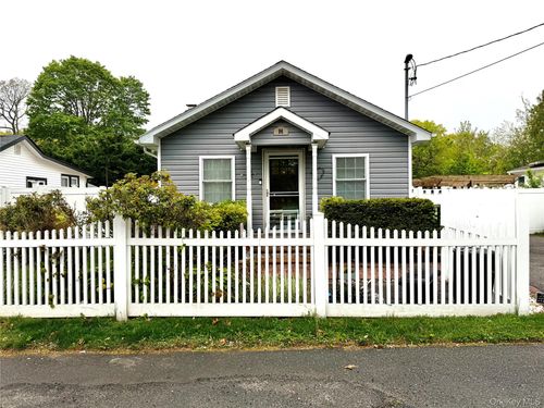 96 Pleasure Ave, Ronkonkoma, NY, 11779-4257 | Card Image