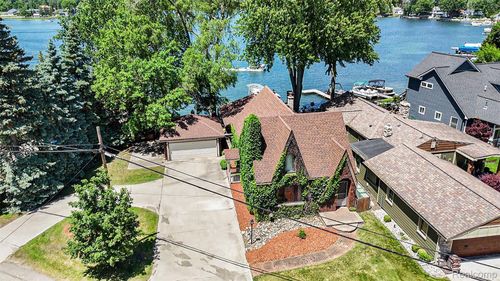 2058 S Long Lake Rd, Fenton, MI, 48430-1485 | Card Image
