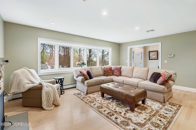 Large bay window is tinted | Image 11