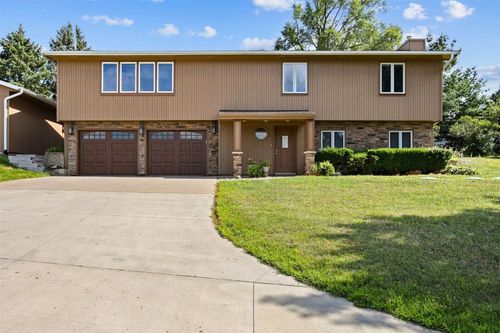 3671 Olde Oak Ln Sw, Iowa City, IA, 52240-8988 | Card Image
