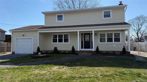 211 4th Ave, West Babylon, NY, 11704-3545 | Card Image