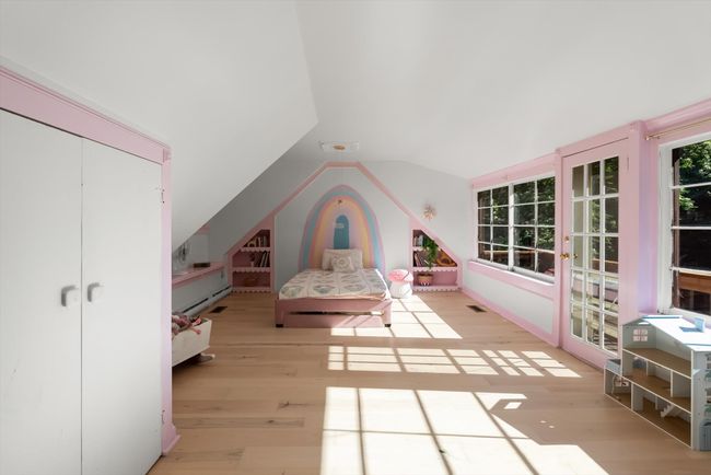 Upstairs Bedroom | Image 17