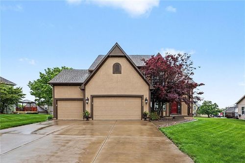 2724 Sw Monarch Dr, Lee's Summit, MO, 64082-2326 | Card Image