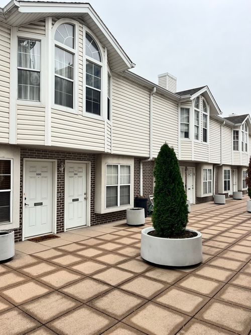 5041 Warren St, Skokie, IL, 60077-2910 | Card Image