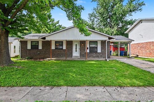 2322 Battlefield Dr, Florissant, MO, 63031-2728 | Card Image