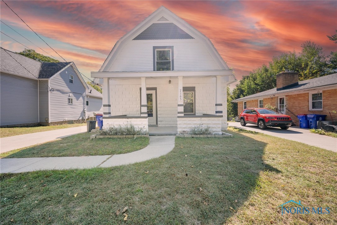 Hall St, Holland, OH 43528