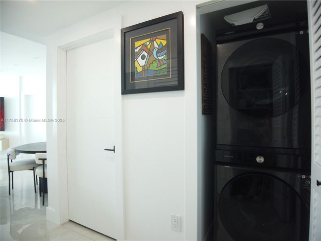 APT-2314 - 350 S Miami Ave, Condo with 2 bedrooms, 2 bathrooms and null parking in Miami FL | Image 6
