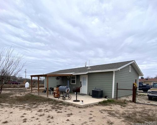 563 N Miller Ave, La Pryor, TX, 78872 | Card Image