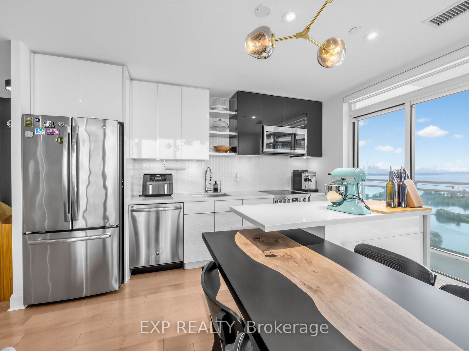 Residential in Toronto W06 4