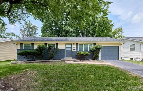 2745 Benne Dr, Florissant, MO, 63031-1609 | Card Image