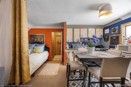 2005 Vernier Rd, Grosse Pointe Woods, MI, 48236-1581 | Card Image