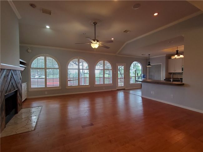 10400 W Cave Loop, House other with 4 bedrooms, 2 bathrooms and 5 parking in Dripping Springs TX | Image 10