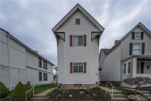 28 Penn Ave, Irwin, PA, 15642-3317 | Card Image