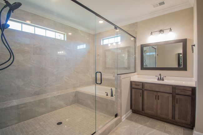 Beautiful Tile and Crown Molding! | Image 12