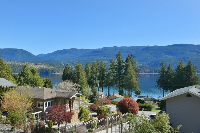 6274 Fairway Avenue, House other with 6 bedrooms, 3 bathrooms and null parking in Sechelt BC | Image 2