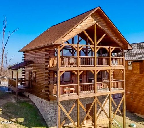 2022 Starr Crest Dr, Sevierville, TN, 37876-4828 | Card Image