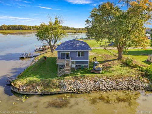 6809 Lakeshore Dr, Newport, MI, 48166-9716 | Card Image