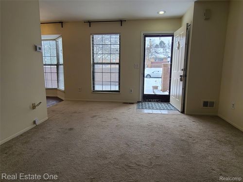 90-38872 Country Cir, Farmington Hills, MI, 48331-1025 | Card Image