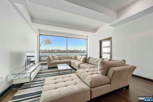 9 Somerset Ln, Edgewater, NJ, 07020-2401 | Card Image