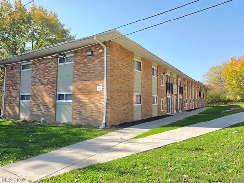e9-4830 Lee Rd, Cleveland, OH, 44128-3800 | Card Image